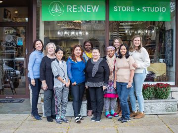 Participantes en de Re:New Project, organización que ofrece apoyo a mujeres refugiadas en Illinois. (Cortesía Re:New)