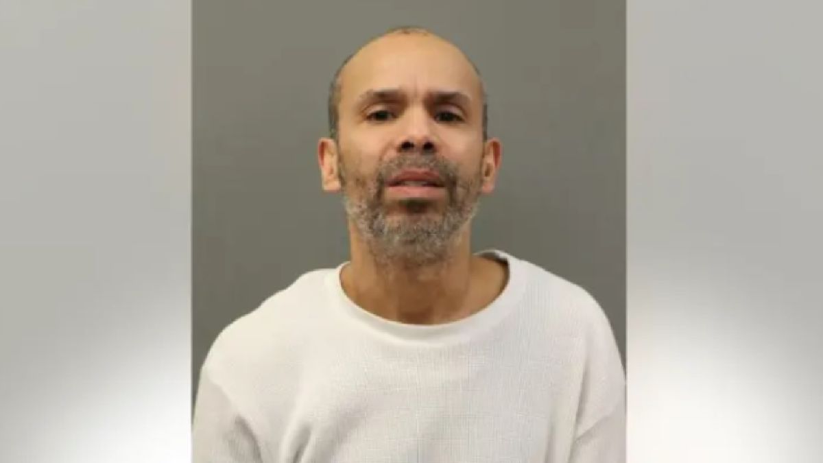 Efraín Rivera de 50 años fue arrestado el jueves frente a su casa y acusado de tres cargos de intento de asesinato. Foto Departamento de Policía de Chicago