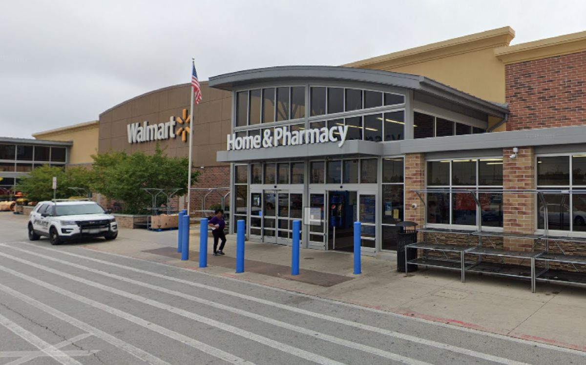 El Walmart de Lansing en Illinois ha estado cerrado durante tres semanas tras el incendio provocado por los sospechosos para robar mercadería. Foto Google Maps 