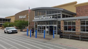El Walmart de Lansing en Illinois ha estado cerrado durante tres semanas tras el incendio provocado por los sospechosos para robar mercadería. Foto Google Maps