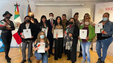 Integrantes de la comunidad trans mexicana en la ceremonia de entrega de actas de nacimiento con reconocimiento de identidad de género en el Consulado General de México en Chicago. (Cortesía Consulado General de México en Chicago)