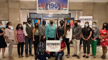 Líderes de la campaña ‘Defenders for All’ o ‘Defensores para Todos’ celebran la ampliación de la representación legal para inmigrantes en el Condado de Cook. (Cortesía IBIC)