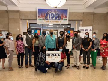 Líderes de la campaña ‘Defenders for All’ o ‘Defensores para Todos’ celebran la ampliación de la representación legal para inmigrantes en el Condado de Cook. (Cortesía IBIC)