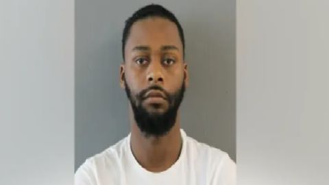 Arrestan a Marquise Roy Lewis de 24 años por haber presuntamente matado a tiros a un hombre de 37 años en el vecindario de Gresham, dijo la policía. Foto Cortesía Departamento de Policía de Chicago