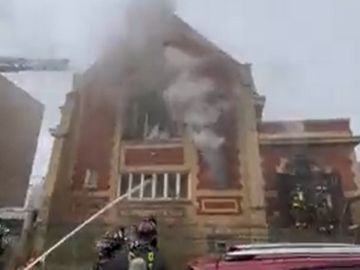 La iglesia House on the Rock en Spaulding y Sunnyside en Albany Park estaba completamente envuelta en llamas el miércoles. Foto Cortesía Departamento de Bomberos de Chicago