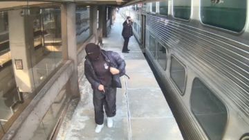 Esta es una imagen del presunto delincuente que robó el efectivo a un conductor del tren Metra. Foto Cortesía Metra