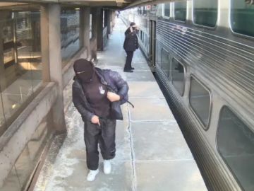 Esta es una imagen del presunto delincuente que robó el efectivo a un conductor del tren Metra. Foto Cortesía Metra