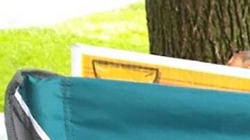 Ignacia Espinoza vendiendo dulces, cacahuates, fruta y semillas un verano en el Douglass Park. (Cortesía Familia Espinoza)