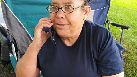 Ignacia Espinoza vendiendo dulces, cacahuates, fruta y semillas un verano en el Douglass Park. (Cortesía Familia Espinoza)