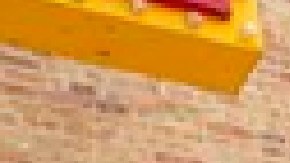 Un cliente del restaurante Wieners Circle muestra su furia tirando un ladrillo al negocio porque le pidieron que usara un cubrebocas. Foto Google Maps