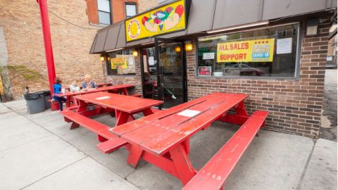 Un cliente del restaurante Wieners Circle muestra su furia tirando un ladrillo al negocio porque le pidieron que usara un cubrebocas. Foto Google Maps