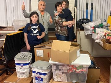 Donaciones en apoyo a Ucrania se reúnen en la Casa del Empoderamiento, en 4722 W. Belmont Ave., en el vecindario de Belmont Cragin en el noroeste de Chicago. (Cortesía Esteban Burgoa)