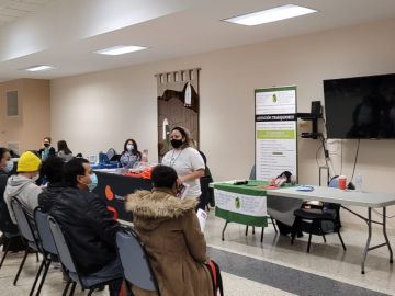 Navegadores comunitarios del Proyecto de Ayuda para Trabajadores del Campo y Jardineros asisten de manera gratuita a trabajadores inmigrantes en los suburbios del oeste de Chicago. (Cortesía FLAP)