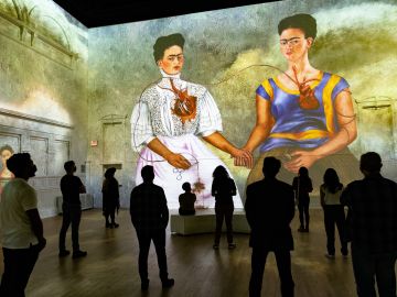 El espectáculo ‘Immersive Frida’ nos sumerge en el universo de la vida y la obra de la pintora mexicana Frida Kahlo. (Kyle Flubacker / Cortesía Immersive Frida)