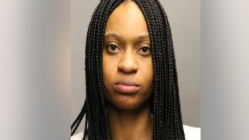 Nycole Tolbert de 34 años fue acusada de disparar a un hombre de 33 años frente a dos niñas de 13 y 14 años. Foto Departamento de Policía de Chicago