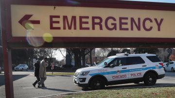 Los profesionales de la salud mental, concejales, residentes de la ciudad y organizadores comunitarios locales abogan para que la policía de Chicago no participe en la atención de emergencias de salud mental.