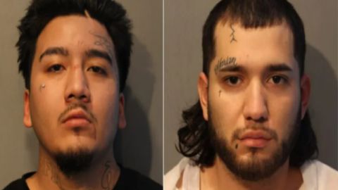 Pedro Mendiola (izquierda) y Moisés Barrios fueron acusados de matar a golpes a José Téllez en Gage Park. Foto Departamento de Policía de Chicago