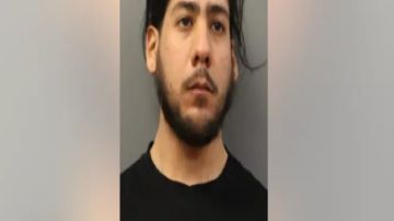 Danny González de 24 años fue arrestado el jueves por presuntamente haber golpeado y apuñalado varias veces a dos hombres. Foto Departamento de Policía de Chicago