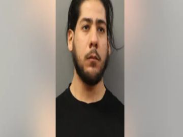 Danny González de 24 años fue arrestado el jueves por presuntamente haber golpeado y apuñalado varias veces a dos hombres. Foto Departamento de Policía de Chicago