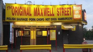 El  tiroteo ocurrió en el puesto de perros calientes, Original Maxwell Street en la cuadra 3800 oeste de la calle Harrison alrededor de las 3:30 am. Foto Google Maps