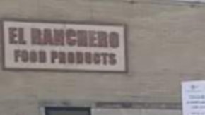 Laura Garza, directora del Centro de Trabajadores de Arise Chicago, y trabajadores de producción de El Ranchero y La Guadalupana frente a la compañía Authentico Foods. (Cortesía Arise Chicago)