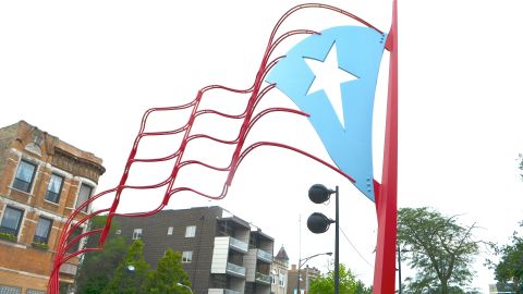 Una de las banderas boricuas monumentales en Humboldt Park. (Belhú Sanabria / La Raza)