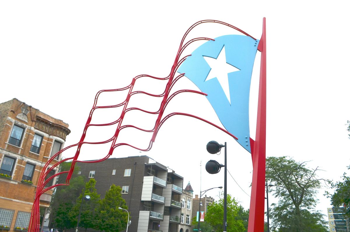 Una de las banderas boricuas monumentales en Humboldt Park. (Belhú Sanabria / La Raza)