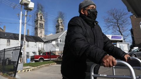 Ananías Ocampo, de 78 años, un vendedor ambulante indocumentado que trabajó durante años empujando un carrito de helados en el vecindario de Pilsen, en Chicago, depende de un andador para desplazarse, el 2 de diciembre de 2021. (Antonio Perez/ Chicago Tribune)