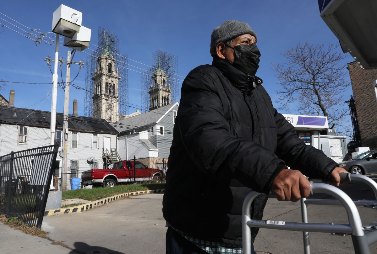 Ananías Ocampo, de 78 años, un vendedor ambulante indocumentado que trabajó durante años empujando un carrito de helados en el vecindario de Pilsen, en Chicago, depende de un andador para desplazarse, el 2 de diciembre de 2021. (Antonio Perez/ Chicago Tribune)