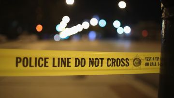 El sospechoso que atropelló fatalmente a la víctima de 23 años huyó de la escena en el barrio de Old Irving Park.