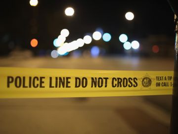 El sospechoso que atropelló fatalmente a la víctima de 23 años huyó de la escena en el barrio de Old Irving Park.