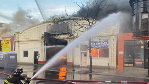 Los rescatistas fueron a un sitio para apagar las llamas ubicado en el 5000 norte de la calle Clark en Uptown donde resultó una persona herida. Foto Cortesía Chicago Fire Media