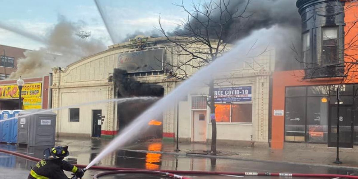 Los rescatistas fueron a un sitio para apagar las llamas ubicado en el 5000 norte de la calle Clark en Uptown donde resultó una persona herida. Foto Cortesía Chicago Fire Media