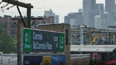 La víctima de 26 años estaba en la estación Cermark de la línea verde de la CTA en la 12 E. Cermark Rd. Cuando tres ladrones se le acercaron alrededor de las 10 pm, dijo la Policía de Chicago.