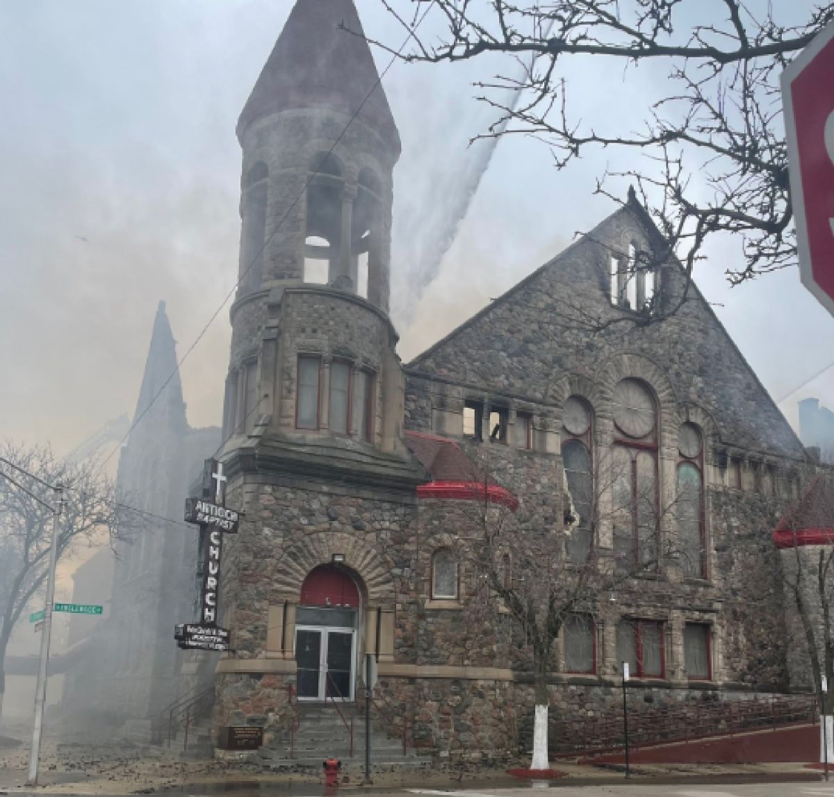 Los miembros de una conocida iglesia cristiana en Englewood estarán recaudando fondos para reconstruir su iglesia. Foto Cortesía Chicago Fire Media

