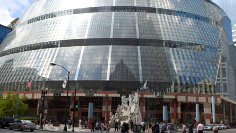 El Thompson Center del centro de Chicago se inauguró en 1985 y fue diseñado por el arquitecto de renombre internacional Helmut Jahn, quien falleció el año pasado. Foto Cortesía página web Centro de Arquitectura Chicago