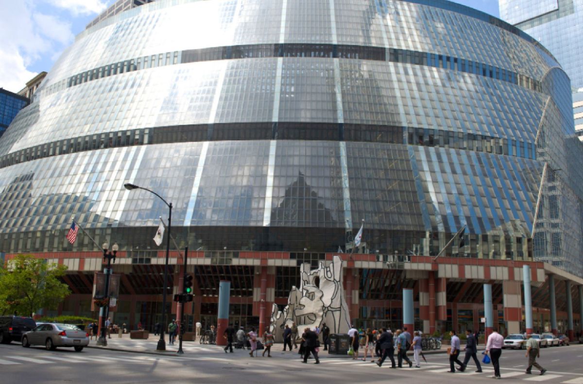 El Thompson Center del centro de Chicago se inauguró en 1985 y fue diseñado por el arquitecto de renombre internacional Helmut Jahn, quien falleció el año pasado. Foto Cortesía página web Centro de Arquitectura Chicago