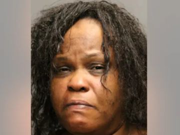 Andrea Hagler, de 38 años fue acusada de matar a su hija de 8 años en una residencia en el barrio de Uptown. Foto Departamento de Policía de Chicago