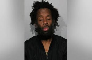 Acusan a hombre de robo y de agredir sexualmente a mujer en el área de Old Town de Chicago