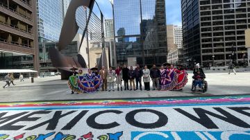 Los coloridos tapetes de Huamantla son muy usados en las celebraciones religiosas mexicanas y en diferentes fiestas sociales y en 2022 esa tradición se ha expresado en Chicago. (Cortesía Consulado General de México en Chicago)