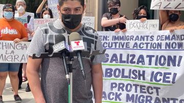 Octaviano Ortiz, de 41 años, lucha contra su inminente deportación afuera de la oficina de inmigración de Chicago. (Cortesía ICIRR)