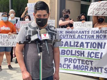 Octaviano Ortiz, de 41 años, lucha contra su inminente deportación afuera de la oficina de inmigración de Chicago. (Cortesía ICIRR)