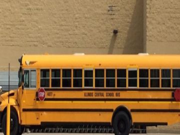 El distrito 211 en los suburbios del noroeste posee su propia flota de autobuses y los conductores de medio tiempo aún obtienen el mismo seguro y otros beneficios que los maestros y otros empleados del distrito. Foto Impremedia