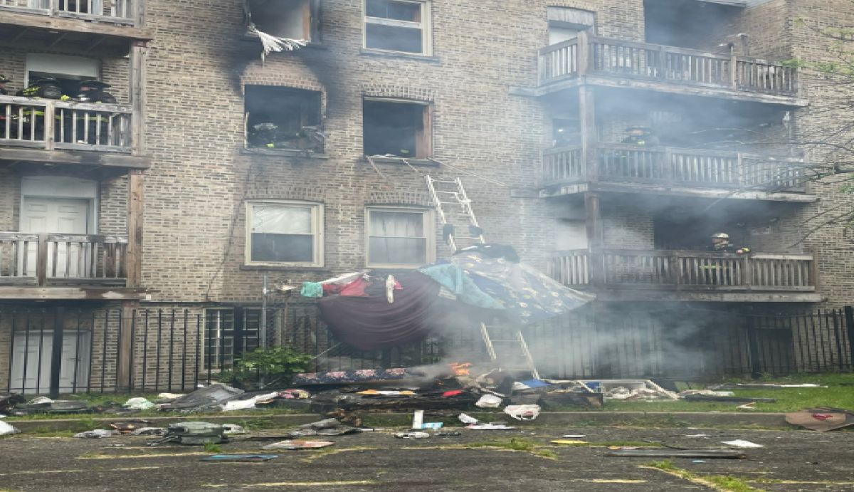 El incendio en un edificio de apartamentos en Roseland fue causado por cables eléctricos que se sobrecalentaron por capas de artículos, lo que detuvo el flujo de aire natural. Foto Cortesía Chicago Fire Media
 