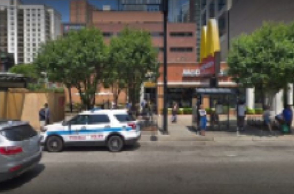 9 personas recibieron disparos, dos de ellas murieron, en un tiroteo masivo afuera de un McDonald's en el área de Near North Side el jueves. Foto Google Maps