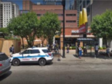 9 personas recibieron disparos, dos de ellas murieron, en un tiroteo masivo afuera de un McDonald's en el área de Near North Side el jueves. Foto Google Maps