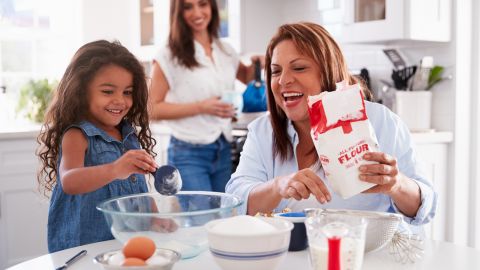 Cocinar con los más pequeños les enseña a disfrutar más del comer sano.