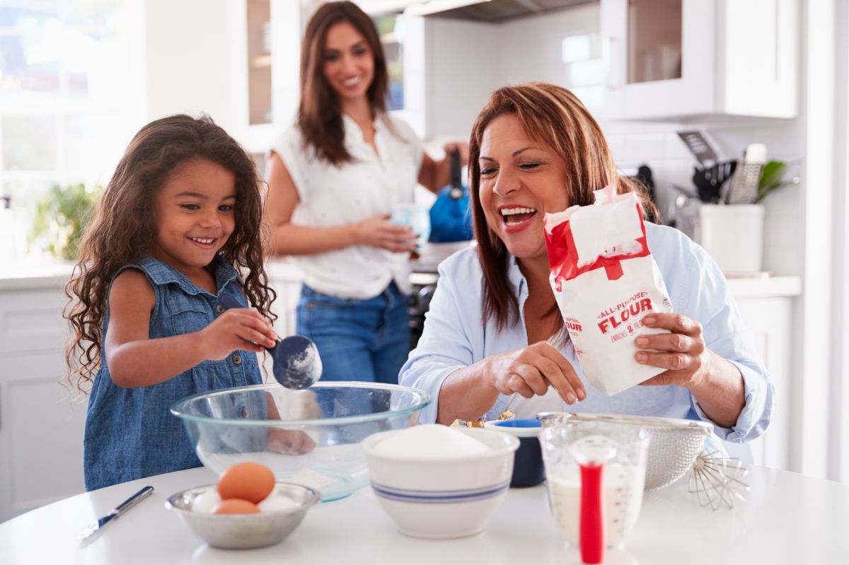 Cocinar con los más pequeños les enseña a disfrutar más del comer sano.