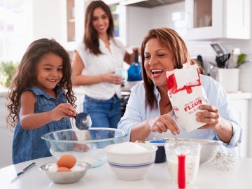 Cocinar con los más pequeños les enseña a disfrutar más del comer sano.