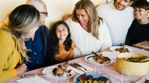 Varias generaciones de una familia conviven en torno a la mesa.